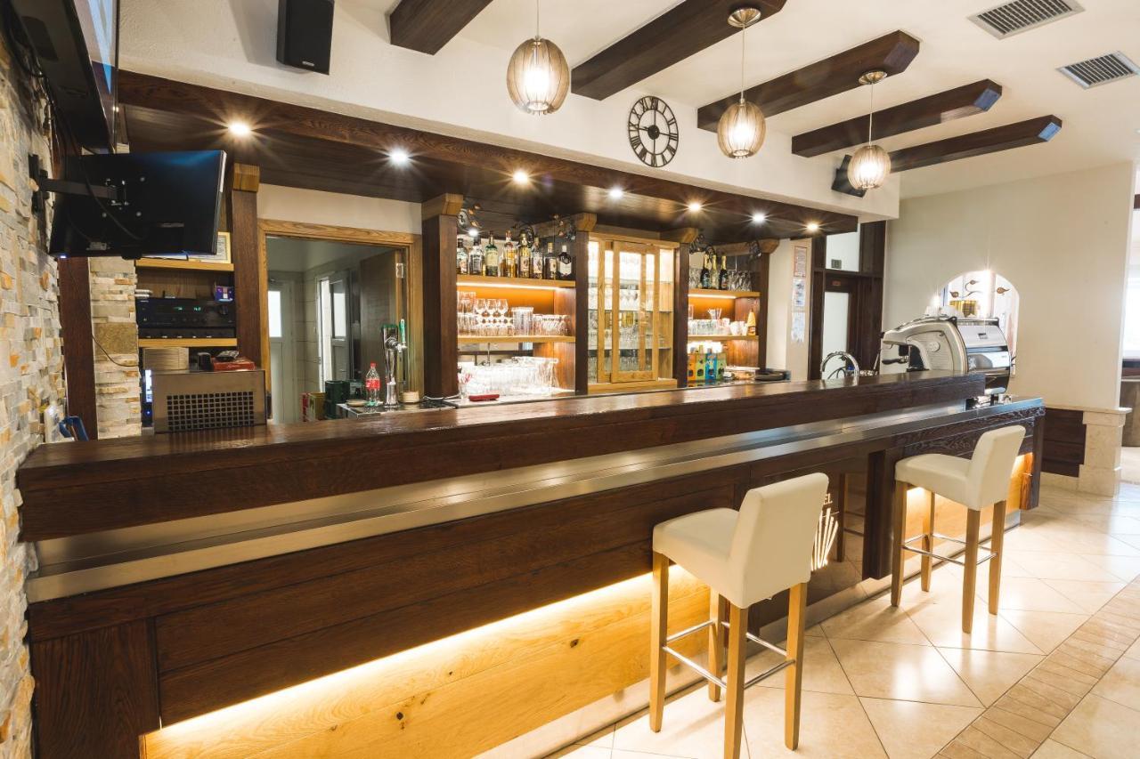 Hotel Smuk Semic Ngoại thất bức ảnh